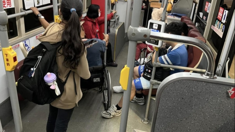 公車上善意一隻腳 學生以腳當擋輪助搭輪椅老人