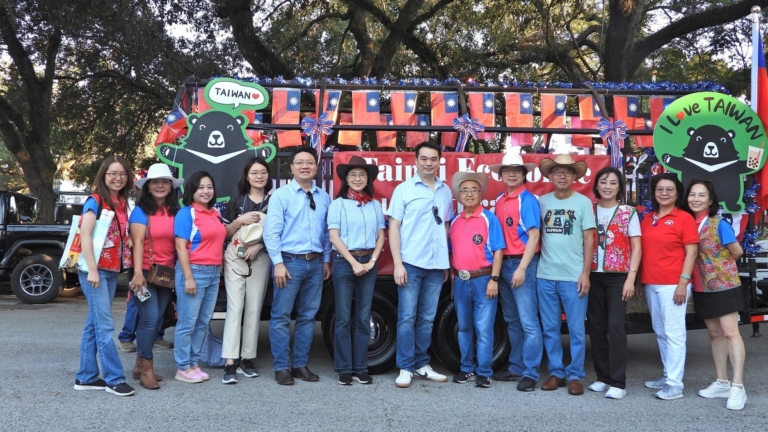 休斯頓114年雙十國慶花車亮相福遍縣遊行
