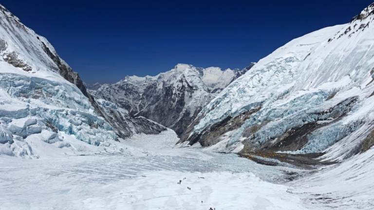 暴雪突襲珠峰 又濕又冷登山客一度受困 350人獲救