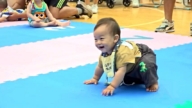 童心童趣萌翻天！寶寶爬行賽爸媽出奇招