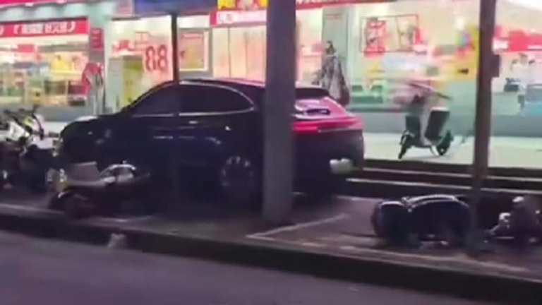 駕駛座沒人 大陸電動車在街上遊蕩亂撞（視頻）