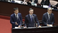 台最年輕部長 李洋球鞋配西裝 國會備詢受矚