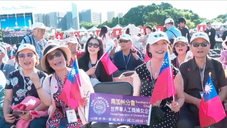 「鏟子超人」感動國際 逾4000僑民國慶返台促團結