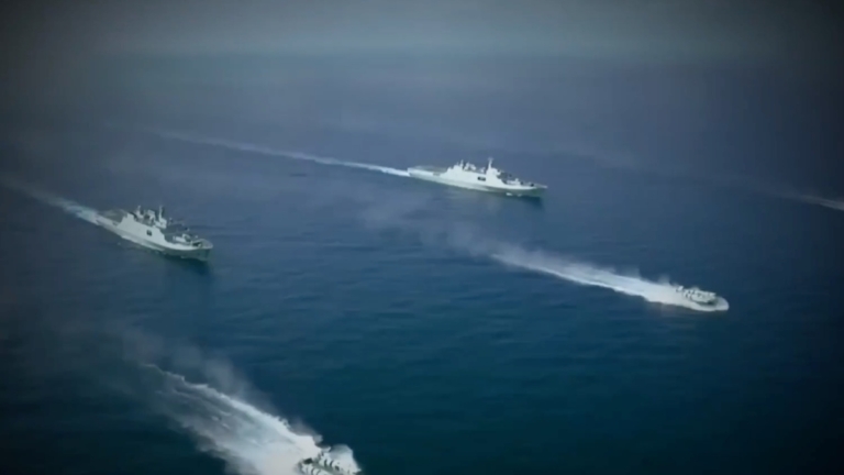 中共軍艦罕見集結 外媒：疑似高度戰備