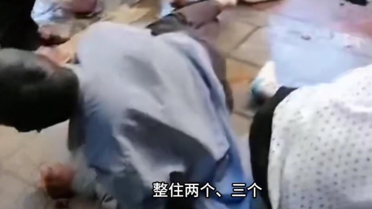 傳重慶一銀行行長駕車撞人群 4死11傷（視頻）