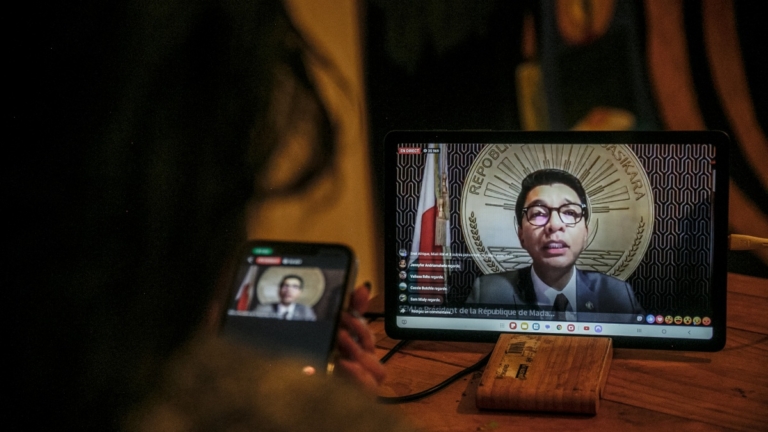 繼尼泊爾之後 馬達加斯加總統在抗議聲中出逃