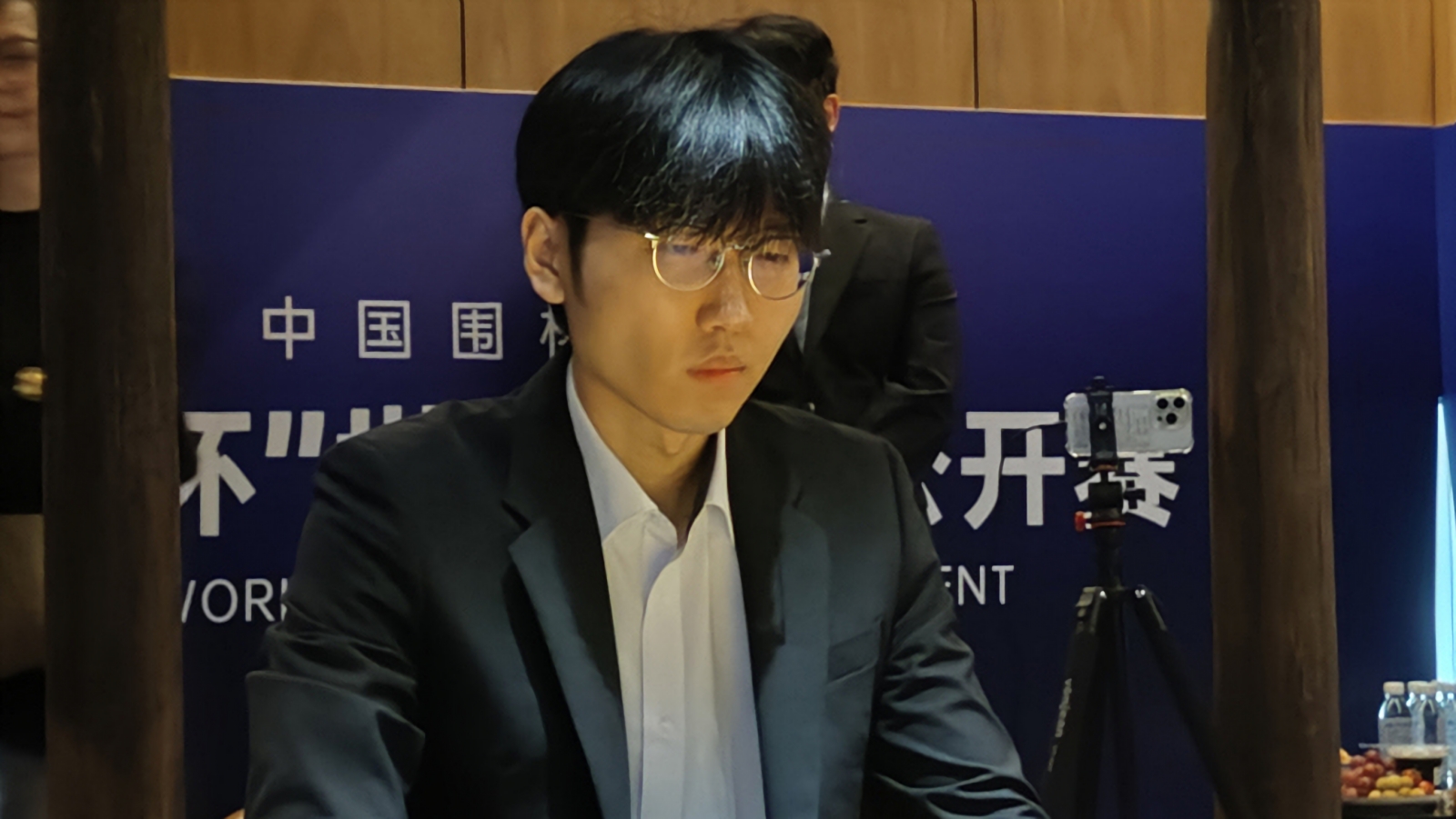 2025年10月14日,第三屆「衢州爛柯盃世界圍棋公開賽」決賽第2局在衢州大花園國際酒店結束,衛冕冠軍、韓國棋手申真諝九段背水一戰,大難不死,將總比分扳為1比1平。(cyberoro.com提供)