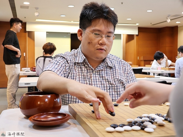 棋王賽循環圈:蕭正浩豪取六連勝 王元均緊咬不放