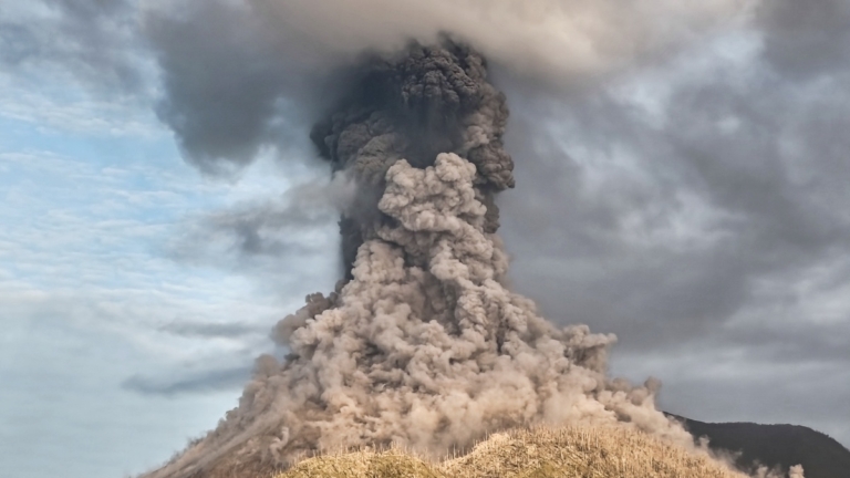 印尼火山同日噴發2次 火山灰衝上10公里高空