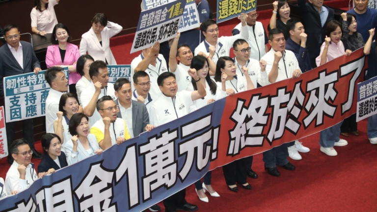 立法院三讀通過 普發1萬元 首批下月入帳