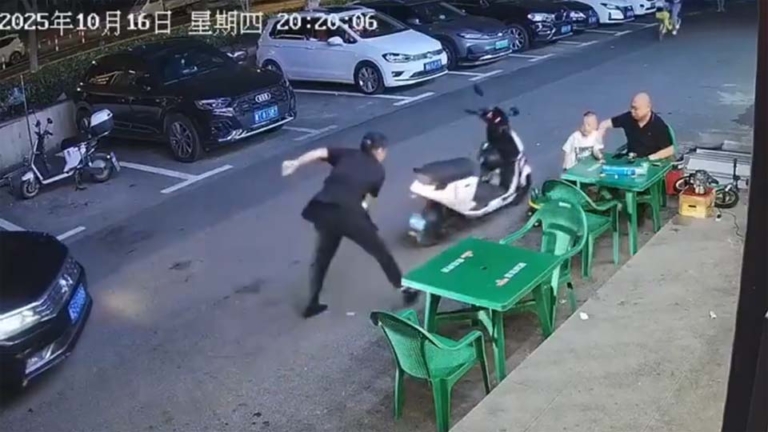 大陸電單車也失控 一推車就自動暴衝重摔（視頻）