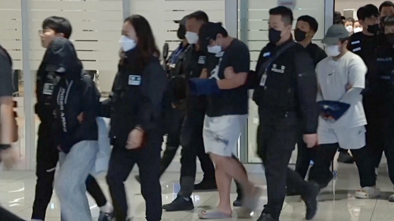 從柬埔寨遣返韓國 64名網詐嫌疑人被捕調查
