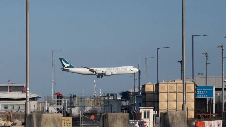 香港機場27年來最嚴重事故 飛機衝出跑道撞死2人