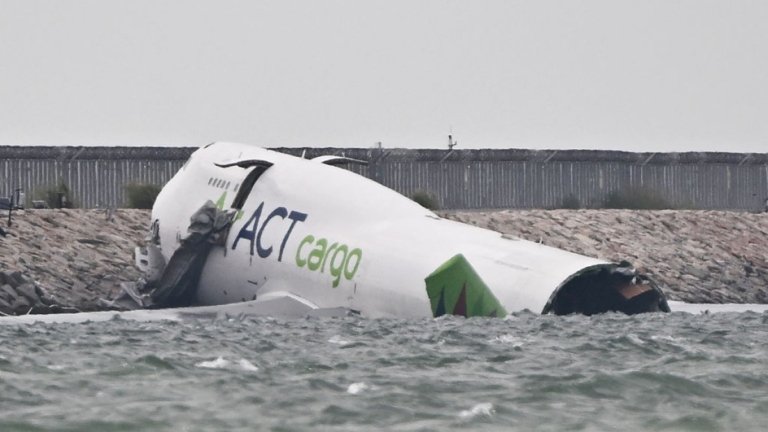 阿聯酋貨機香港機場撞地勤車 滑入海中釀2死