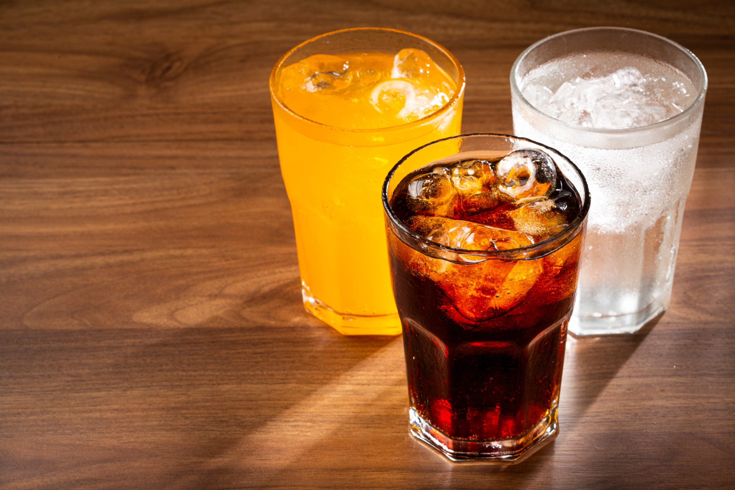 最新研究顯示, 含糖飲料會可能會增加大腸癌在體內擴散的風險。(Shutterstock)