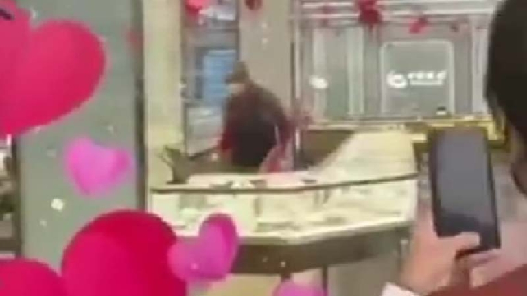 就想吃牢飯？ 上海男衆目睽睽下淡定搶金店（視頻）