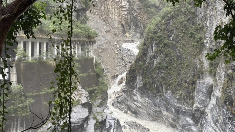 持續降雨 燕子口堰塞湖壩體恐潰決 急報勿入河道