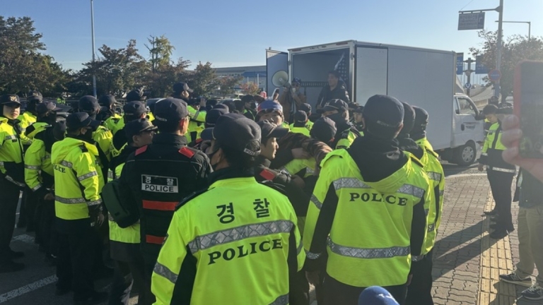 川習會登場 民眾怒喊：獨裁者習近平滾出去（組圖）