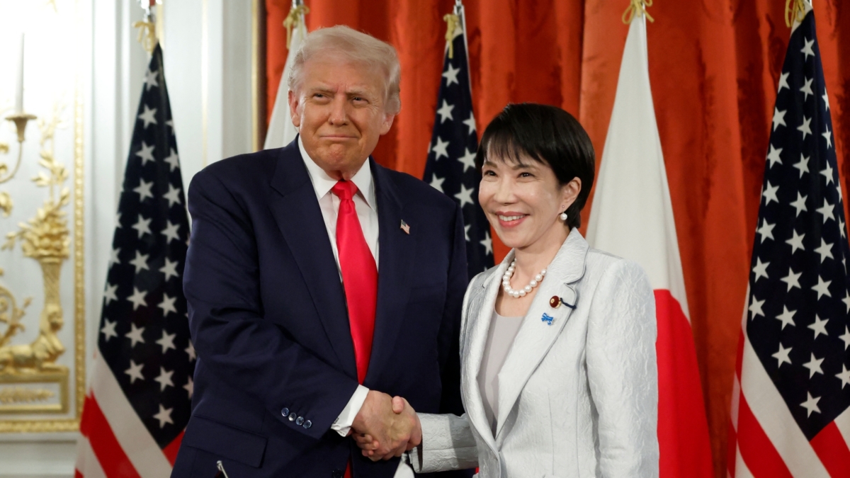 揭秘中共「龍橋」資訊戰如何干預美日大選!鎖定川普與高市早苗,327個假帳號運作中。圖為2025年10月28日,美國總統川普和日本首相高市早苗在東京赤坂國立招待所簽署協議後合影。(KIYOSHI OTA/POOL/AFP via Getty Images)