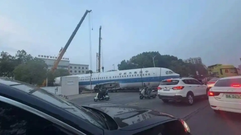 武漢街道上驚現大飛機 機身有「南方航空」字樣（視頻）