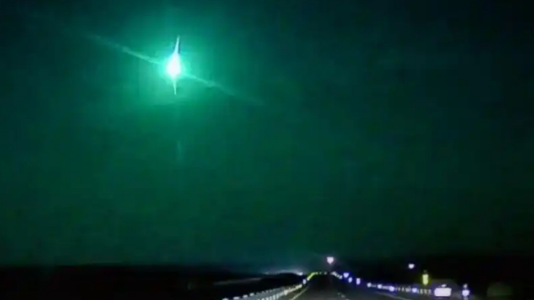 寧夏內蒙多地驚現不明飛行物 突然爆發綠光（多視頻）