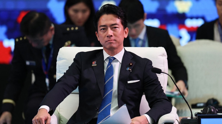 日防衛大臣曬「精神手套」 回應中共軍機挑釁事件