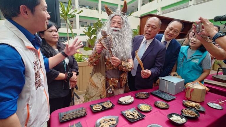 翁章梁扮神農嘗百草 廣邀民眾探索中藥千年文化