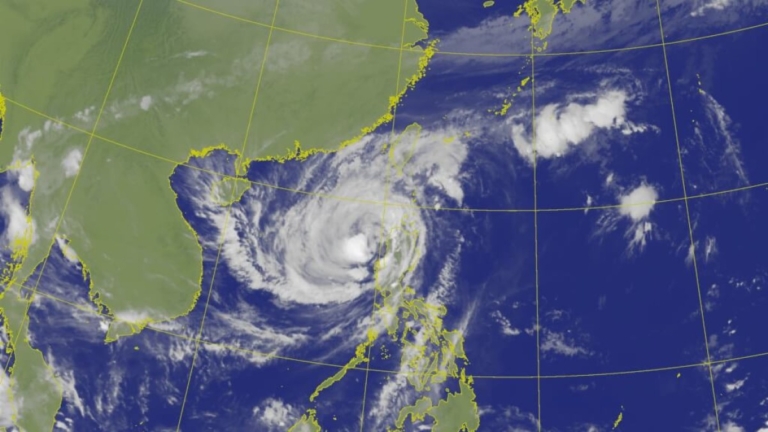 鳳凰颱風恐貫穿台灣 今天愈晚雨愈大