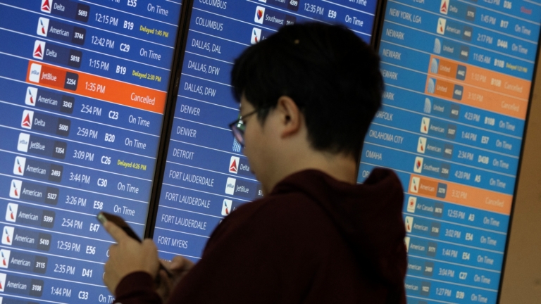 美參院通過撥款法案重啟政府 航班取消仍持續