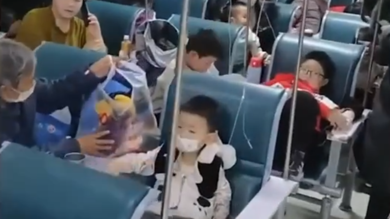 中國疫情凶猛 毒株變異 兒童發熱一天成白肺