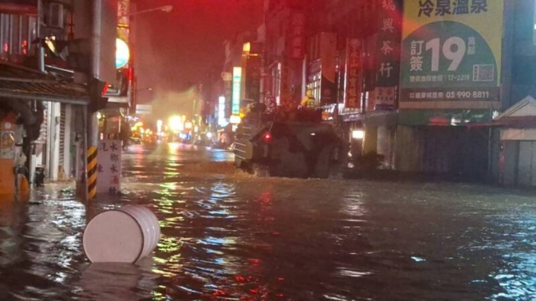 蘇澳水淹一層樓 國軍兩棲車救災 颱風鳳凰減弱（視頻）