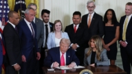 川普總統簽署法案 結束史上最長政府停擺
