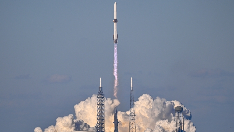 藍色起源火箭首度回收助推器 雙衛星順利升空