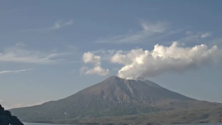 日本櫻島火山清晨噴發 鹿兒島宮崎發布降灰警報