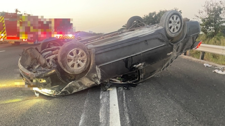 國1雲林虎尾段 前車自撞後方2車追撞 1拋飛身亡5傷
