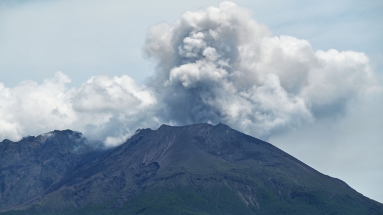 日本與印尼皆傳火山爆發 灰柱直衝萬米高空