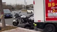 河南警车和无人驾驶送货车相撞 网嘲：谁担责（视频）