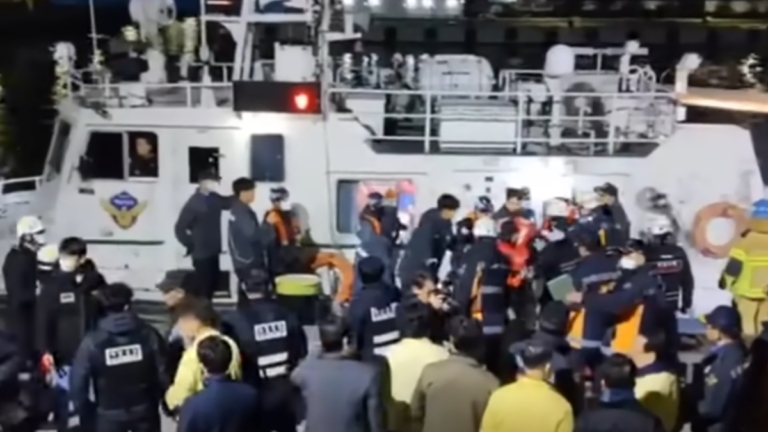 韓國渡輪觸礁船頭破洞 267人全員獲救5人輕傷