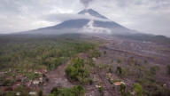 11月20日國際聚焦 印尼塞梅魯火山爆發 170名受困登山客獲救