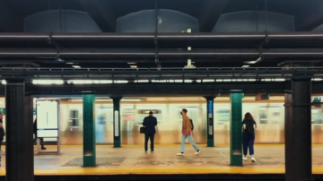 纽约地铁站增添香气 迎接圣诞到来