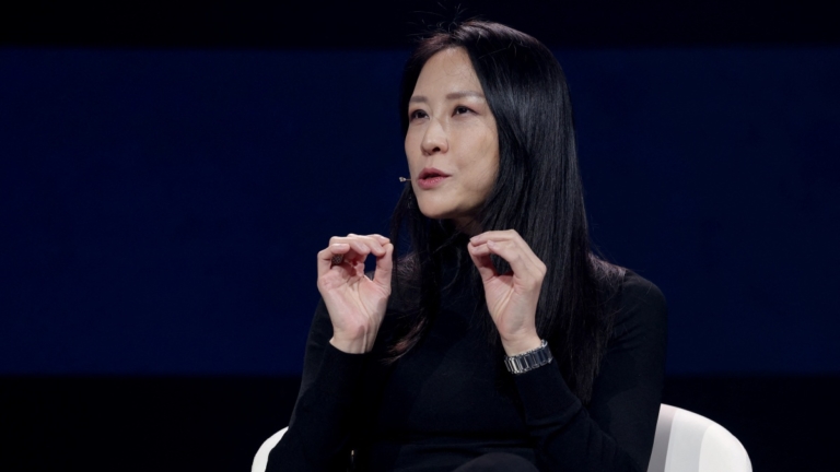 金刻羽火了！美女經濟學家和哈佛前校長舊事