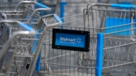 【财经简讯】 假日季销售强劲 沃尔玛上调年度预测