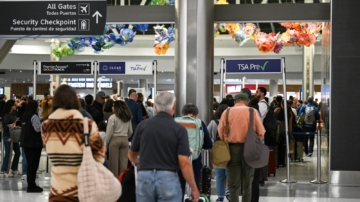 休斯顿机场运作全面恢复 迎接2百万节日旅客