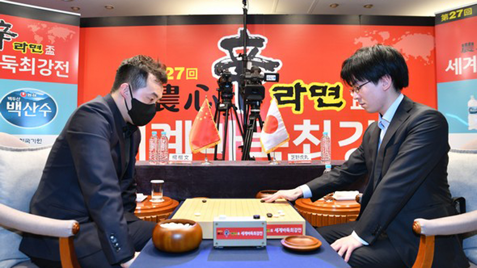 2025年11月23日,第27屆「農心盃」三國圍棋擂台賽第7局比賽結束,首度參賽的中國大陸世界冠軍楊楷文(左)擊敗日本「十段」芝野虎丸(右)。(韓國棋院提供)