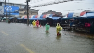 泰国合艾严重淹水重创商家 交通瘫痪工厂停工