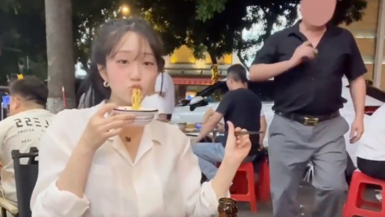 韓國女在廣州吃麵 遭中國男騷擾端走麵碗（視頻）