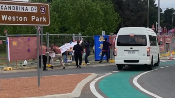 赵乐际访澳遭抗议 中共害怕法轮功横幅