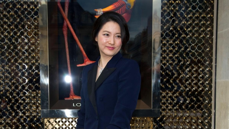出門前獲女兒提醒 李英愛出席活動造型更完美