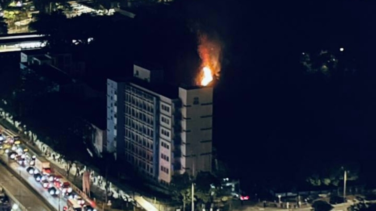 公寓樓五級大火燃燒之際 香港一中學後山再起火