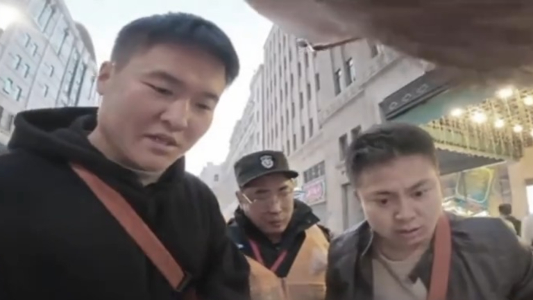 白紙運動三年 上海外灘爆發荒謬搶旗事件